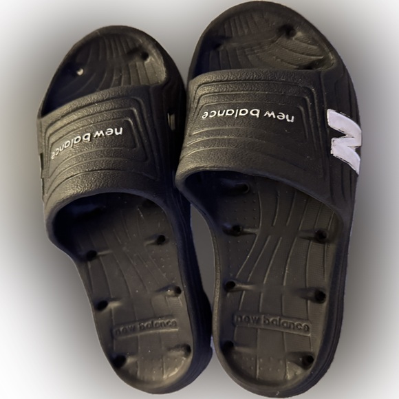 〰️〰️ New Balance Youth Slides Black 〰️〰️ - Picture 3 of 10